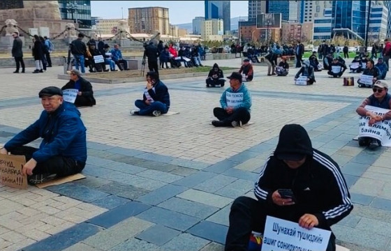 Тээвэрчид төв талбайд суулт хийж байна