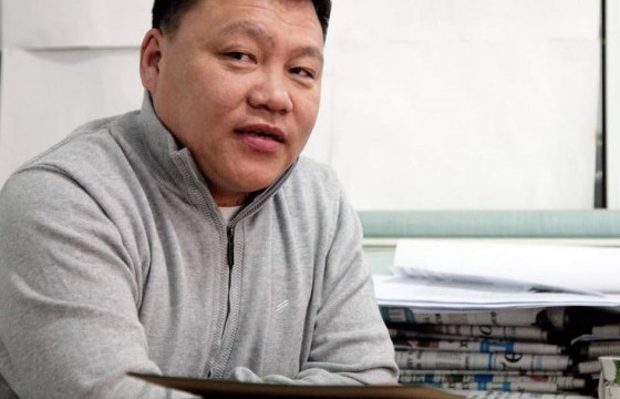 ТОЙМЧ П.ХАШЧУЛУУН: Э.ХҮРЭЛБААТАР НҮД ДАЛЬДРАХГҮЙ ХАРЖ, ГАР ЧИЧРЭХГҮЙ БИЧСЭН СЭТГҮҮЛЧ