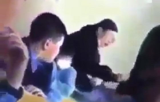 19 ДҮГЭЭР СУРГУУЛИЙН СУРГАЛТЫН МЕНЕЖЕР: Манай сургуулийн Ёс зүйн зөвлөл хуралдаж, хүүхэд зодсон багшид арга хэмжээ авах эсэх нь тодорхой болно