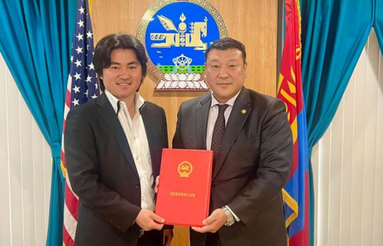 АНУ-ын жүжигчин Монгол Улсын Соёлын элчийн гэрчилгээгээ гардан авлаа