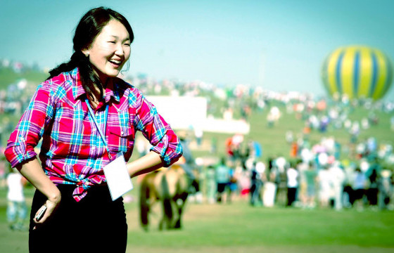 Д.ЭРДЭНЭЦЭЦЭГ: 10 цувралд “Ертөнц” гэрэл зургийн ном байгаад их олзуурхаж байна