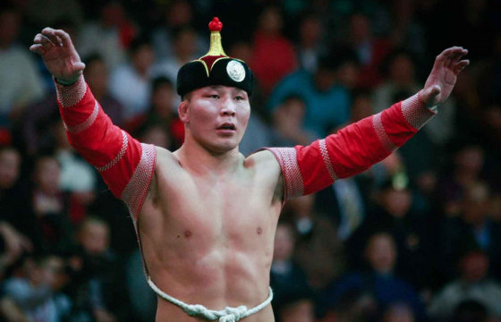 Даян аварга Н.Батсуурийн цолны барилдаанд Т.Баасанхүү түрүүлжээ 