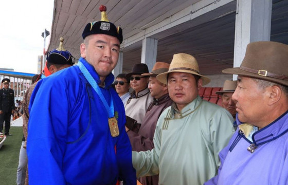 АЙМГИЙН ХУРЦ АРСЛАН Б.ЛХАГВАДОРЖИЙН ЭЭЖ: Миний хүү хоёр хавиргаа гэмтээсэн учир өвчин намдаах эм ууж байсан үедээ шинжилгээ өгч, допингтой гэж гарсан юм билээ  