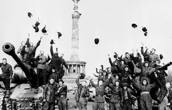 ЭНЭ ӨДӨР ДЭЛХИЙН ТҮҮХЭНД: Ялалтын баярын 62 жилийн ой тохиож байна