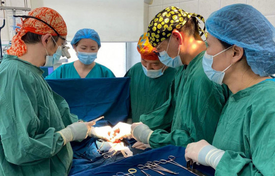 Улаан хоолойн битүүрэлтэй нярайд төрснөөс хойш 48 цагийн дотор мэс засал хийжээ