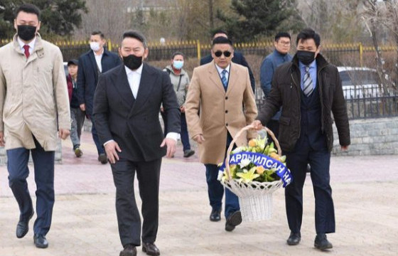 Ардчилсан намын дарга Х.Баттулга Г.К.Жуковын хөшөөнд цэцэг өргөж, хүндэтгэл үзүүллээ