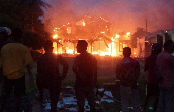 Ерөнхий сайдынхаа суудлаас бууж байгаа Махиндагийн гэр рүү иргэд дайрч, мөргөлдөөний үеэр долоон хүн амиа алджээ