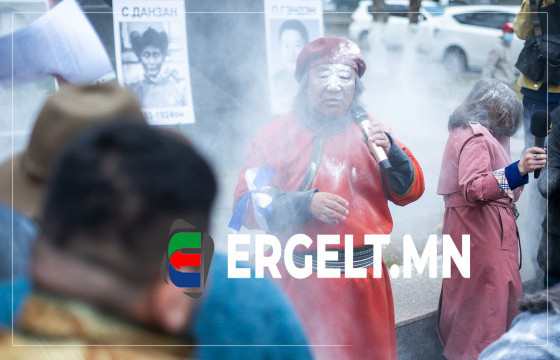 Д.СОСОРБАРАМ: Миний нүүр рүү гурил цацсан хүмүүс гадны гар хөл