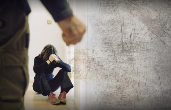 “Эмэгтэйчүүдийн баяраар бэлэглэсэн бэлгийг минь авсангүй” гэх шалтгаанаар эхнэрийгээ зодож, хамрыг нь хугалжээ 