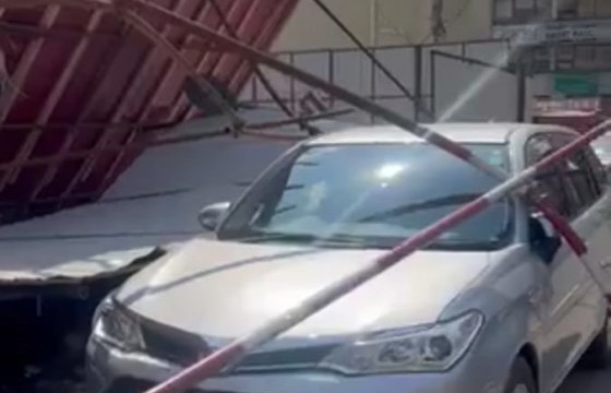  “ИНЭЛ” ХХК-ИЙН БАРЬЖ БУЙ БАРИЛГЫН ХАШААНД ДАРАГДСАН АВТОМАШИНЫ ЖОЛООЧ: ХҮҮХДЭЭ СУРГУУЛИАС НЬ АВААД ГАРЧ ИРТЭЛ АВТОМАШИН ДЭЭР ХАШАА УНАЧИХСАН БАЙНА