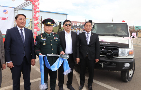 УИХ-ын гишүүн Б.Дэлгэрсайхан Зэвсэгт хүчний 336 дугаар ангид Ланд Круйзер 77 маркын автомашин бэлэглэлээ 