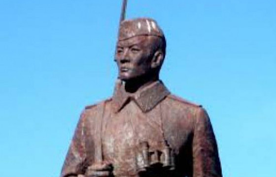 МУГЖ Д.Жаргалсайхан аавынхаа  бүтээсэн хөшөөнд хүндэтгэл үзүүлжээ