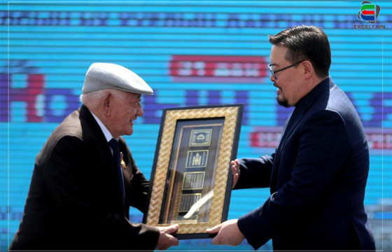 90 НАСТАЙ Ц.НЯМАА: Гурван жилд 30 мянган хуудас ном уншсаныг минь үнэлж, “Номын сайн нөхөр” болголоо доо