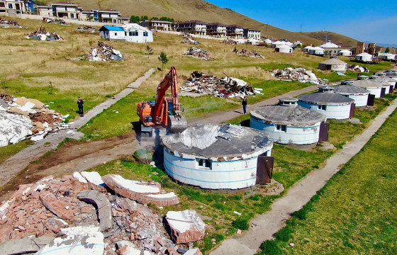 Дугуй цагаан орчмын шавар гэрүүдийг буулгаж эхэллээ