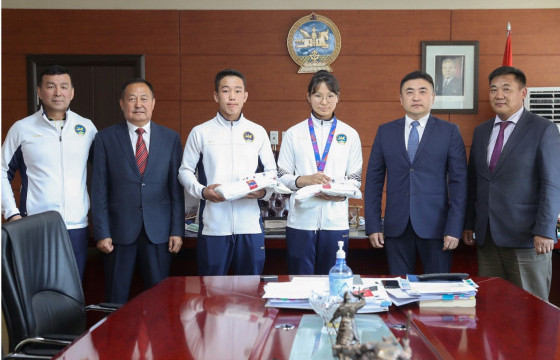 БШУЯ-ны дэд сайд Г.Ганбаяр сурагчдын XIX олимпт амжилттай оролцсон тамирчдыг хүлээн авч уулзлаа