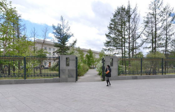 Төрийн ордны баруун, зүүн талын авто замын хөдөлгөөнийг хязгаарлажээ