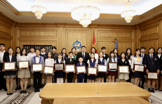 Олон улс, тив, дэлхийн тавцанд амжилт үзүүлсэн хүүхдүүдэд мөнгөн шагнал олгох батламж гардууллаа