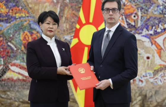 Элчин сайд Л.Саянаа Итгэмжлэх жуух бичгээ барилаа