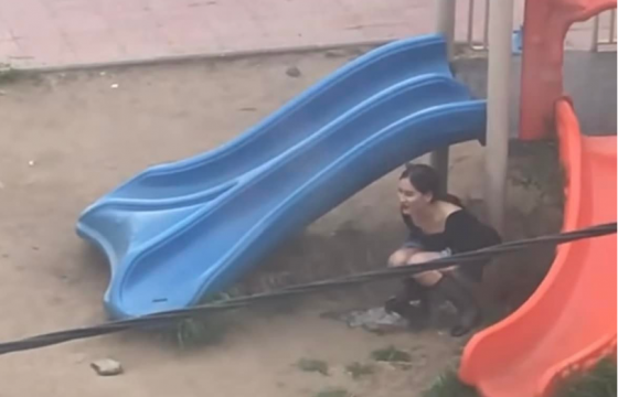 Тоглоомын талбайд согтууруулах ундаа хэрэглэж, гулсуур доор бие зассан дөрвөн эмэгтэйг торгожээ