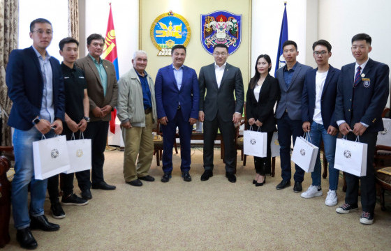 Хотын дарга Ази тивийн тэмцээнд амжилттай оролцсон дугуйн спортын тамирчдыг хүлээн авч уулзжээ