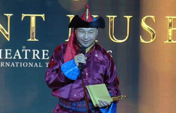 Хөгжимт жүжгийн шилдэг эрэгтэй гол дүрийн шагналыг П.Баярмагнай хүртлээ