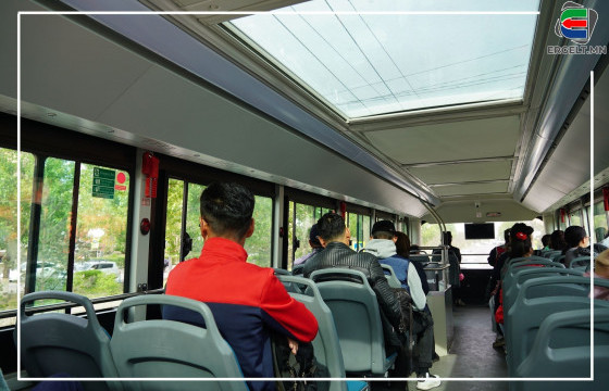 ФОТО СУРВАЛЖИЛГА: Хоёр давхар автобусны цонхоор, хотоо тольдож буй нийслэлийн иргэд