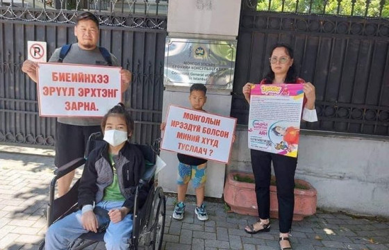 Х.ЭРХЭСИЙН ААВ О.ХЭРЛЭН: Ахынхаа донор болох зургаан настай хүү минь ахдаа “Та хурдан эдгээрэй. Хамт далай үзнэ шүү” гэсэн