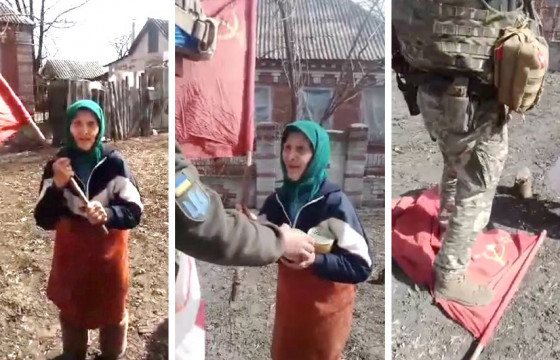 ЗХУ-ын тугийг барьж зогссон Украин эмээг Кремлээс “Оросын дайны бэлгэ тэмдэг” болгожээ