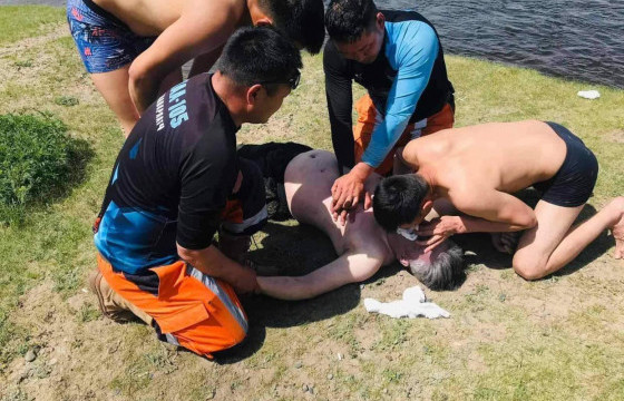 НОБГ: Усанд осолдсон иргэнд хиймэл амьсгал хийн амьдруулж, эмнэлэгт хүлээлгэн өгөв