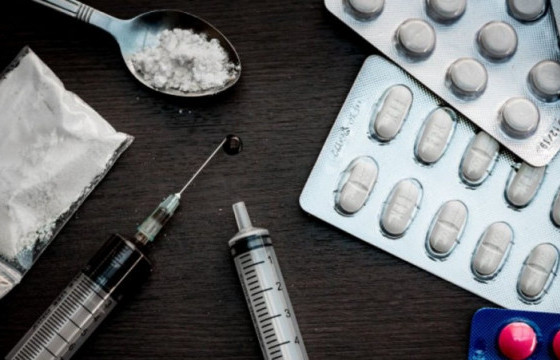 Хип хопчин Х, залуу реппер Э нараас хар тамхи илэрчээ