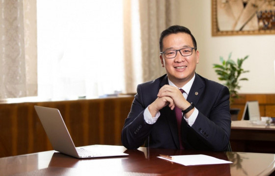 Иргэд 14:00-17:00 цагийн хооронд утсаар болон цахимаар Б.Бат-Эрдэнэ сайдаас асуулт асуух боломжтой