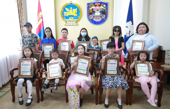 Гар зураг, гар урлал, зохион бичлэгийн уралдааны шилдгүүд шалгарлаа