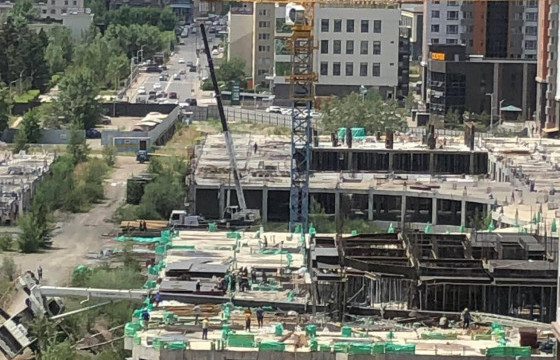 “Хүннү-2222” хорооллын баруун талд баригдаж байсан барилгын авто кран унаж, хоёр хүн амиа алджээ