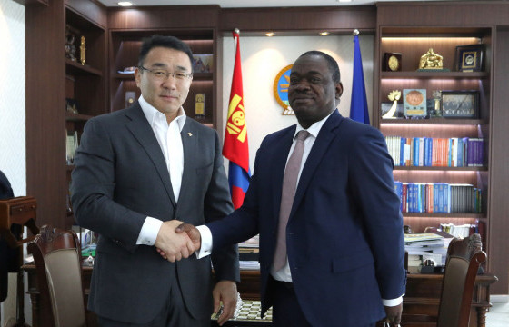 Нийслэлийн Засаг дарга Д.Сумъяабазар өнөөдөр Монгол дахь НҮБ-ын Хүүхдийн сангийн суурин төлөөлөгч Эваристе Коуасси Комланг хүлээн авч уулзлаа