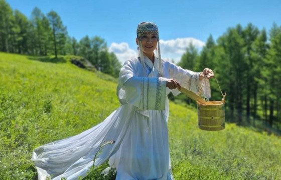 БҮЖИГЧИН Б.ГАНЧИМЭГ: Урлагт чин сэтгэлээсээ дурласан бол тэсэж, торойж гарч ирдэг юм