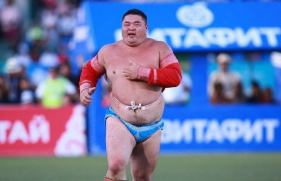 Наадмын сорилго барилдаанд улсын арслан Э.Оюунболд барилдаж байна