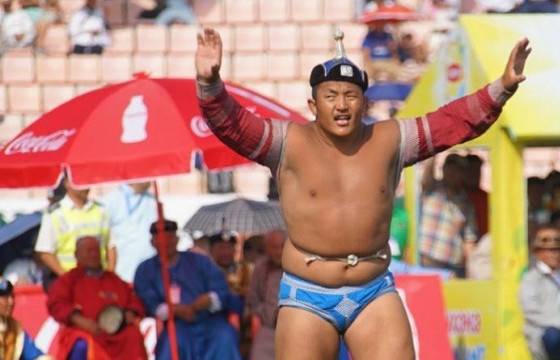 Наадмын сорилго барилдаанд, улсын харцага Б.Бат-Өлзий түрүүлж, Э.Оюунболд үзүүрлэлээ