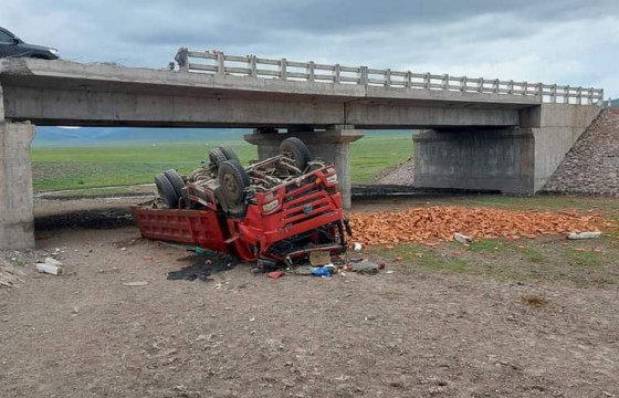 Автомашинтайгаа гүүрний хажуу руу унаж нас баржээ
