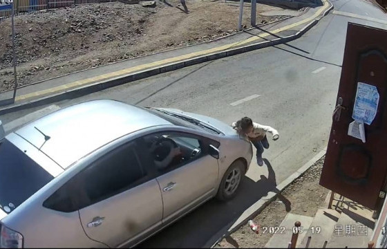  ЕСӨН НАСТАЙ ОХИНЫГ МӨРГӨСӨН ЖОЛООЧ М: Охиныг мөргөж, эмнэлэгт хүргээгүй буруугаа хүлээн зөвшөөрч байна. Охины ээж надаас 10 сая төгрөг нэхэмжилсэн 