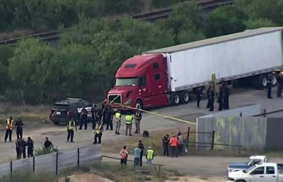 Ачааны автомашинаас 53 цогцос олдсон хэрэгт холбогдсон таван сэжигтний буруутайг тогтоовол цаазаар авна гэв