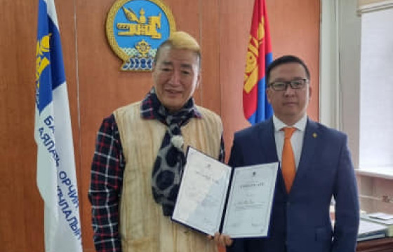 Б.БАТ-ЭРДЭНЭ: “БНСУ-ын жүжигчин монгол эмэгтэйчүүдтэй олон удаа гэр бүл болж, салж байсан” гэх мэдээлэл ирсэн учир түүнд олгосон өргөмжлөлөө цуцалсан