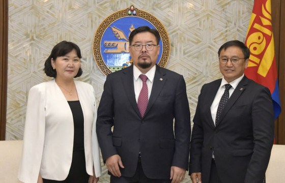 “Сувилагчид ээлтэй Монгол” сувилахуйн үндэсний чуулганаас гаргасан зөвлөмжийг УИХ-ын дарга Г.Занданшатарт гардуулан өглөө