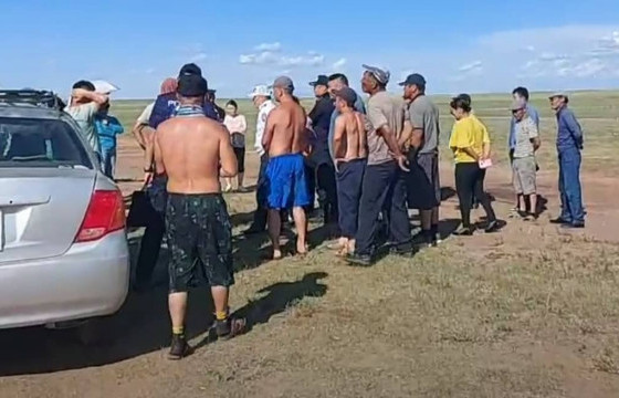 ХАЛХ ГОЛ СУМЫН ЗДТГ-ЫН ДАРГА: Засаг дарга бусдын талбайд жагсаал хийсэн иргэдийг албадан тараах шийдвэр гаргаж, цагдаа нарыг дайчилсан