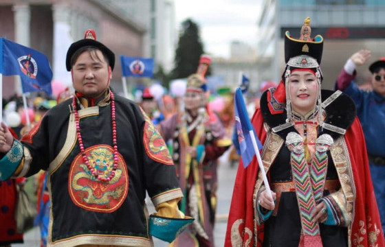  “Дээлтэй монгол наадам” Сүхбаатарын талбайд эхэллээ