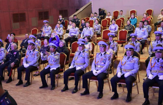 Батлан хамгаалах, зэвсэгт хүчний офицер ахлагч ажилтан алба хаагчдад төрийн болон салбарын одон медаль гардуулжээ