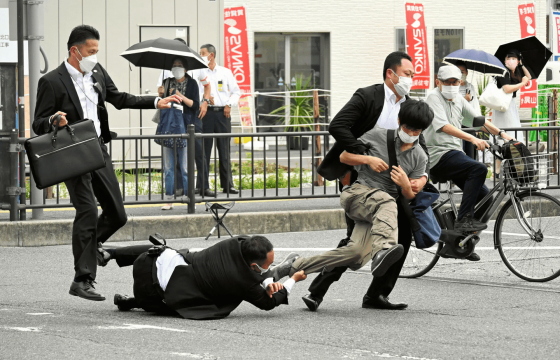 Шинзо Абэ амиа алдсан хэрэгт түүний хамгаалалтын албыг шалгаж эхэлжээ