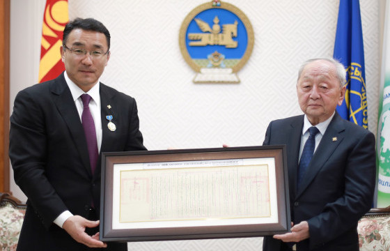 Хотын дарга Үндсэн хуулийн цэцэд хүндэтгэл үзүүллээ