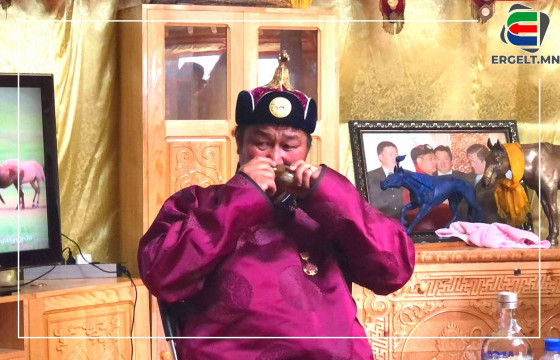   Д.МӨНХБАТ: Тэгш ойн баяр наадмаар сайхан хувь тохиож, их насанд хээр морь минь түрүүлсэнд баяртай байна
