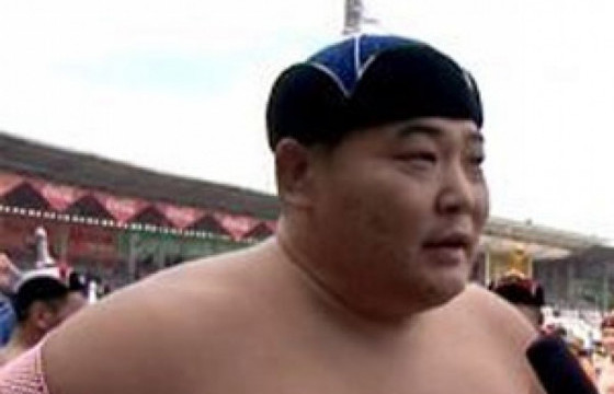 Үндэсний бөхийн барилдааны нэгийн даваанд Кёкүшюзан Батбаяр өвдөг шороодлоо