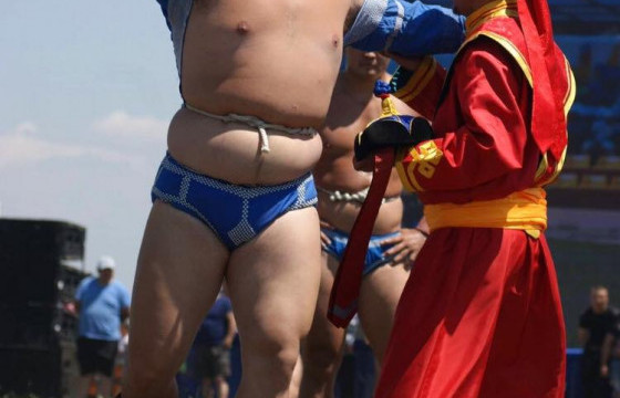  Аймгийн харцага Х.Наранбаяр, улсын арслан Р.Пүрэвдагвыг өвдөг шороодуулж, дараагийн даваанд шалгарч үлдлээ